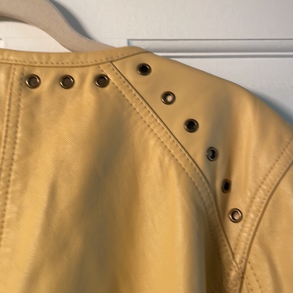 Stunning 100%leather jacket. Size xl with bronze details and beautiful zippers. - Picture 6 of 6